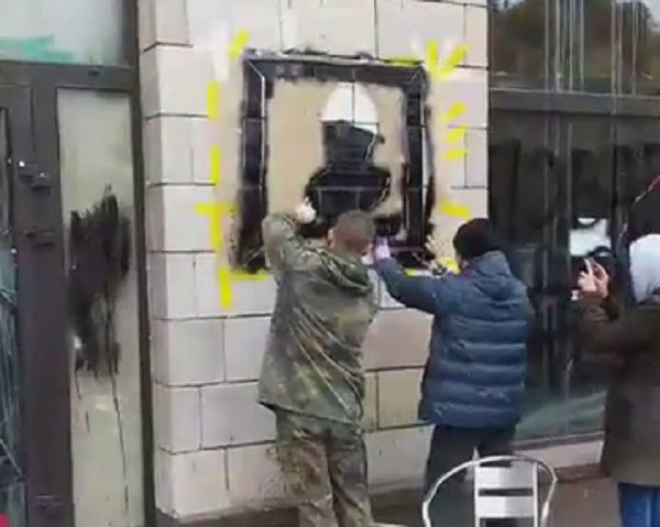 На Грушевського відновили зіпсовані графіті часів Майдану (відео)