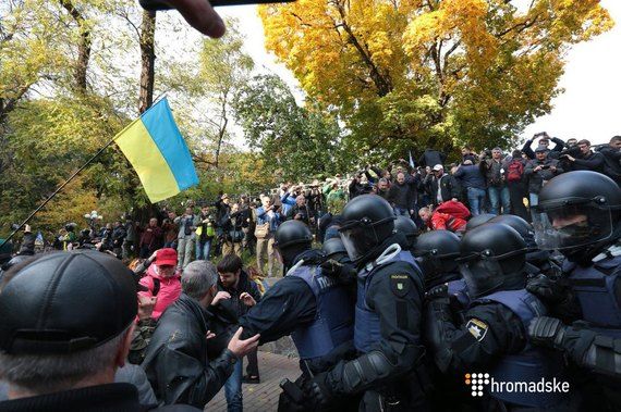 Бійка під Радою: мітингувальники знесли паркан, щоб поставити намети