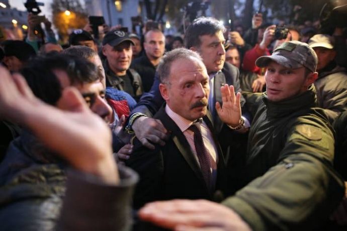 Депутата Барну від мітингувальників рятував Саакашвілі (відео)