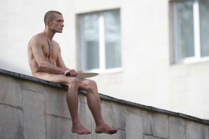 Петра Павленського відправили до психіатричної лікарні після підпалу воріт Банку Франції