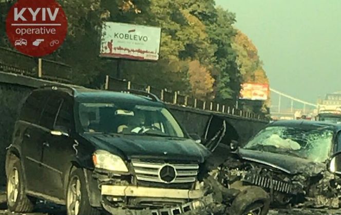 На Набережному шосе в Києві зіткнулися три автівки: рух по дорозі обмежено