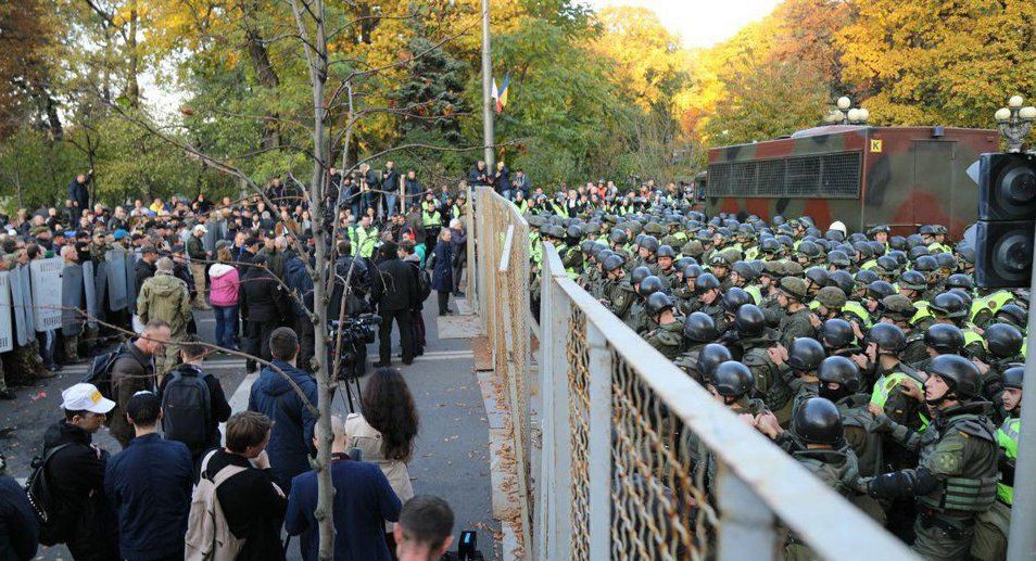Під Радою поштовхалися спецпризначенці і мітингарі (відео)