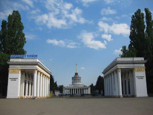 Із площі перед ВДНГ в Києві суд заборонив робити парковку