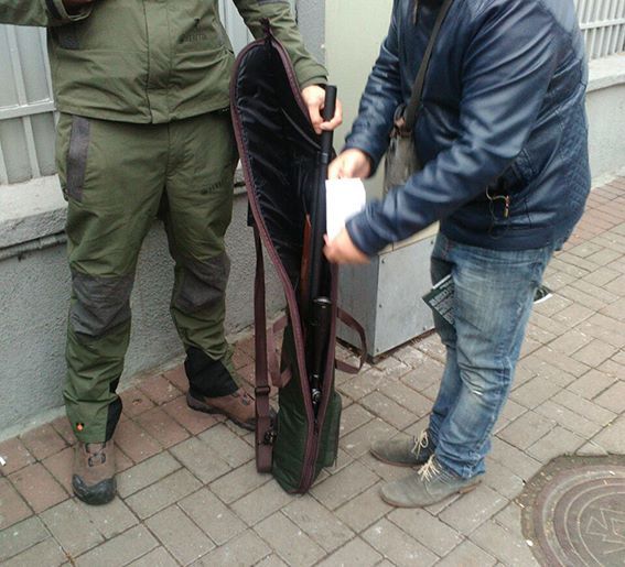 Чоловік намагався пронести на мітинг під Радою гвинтівку