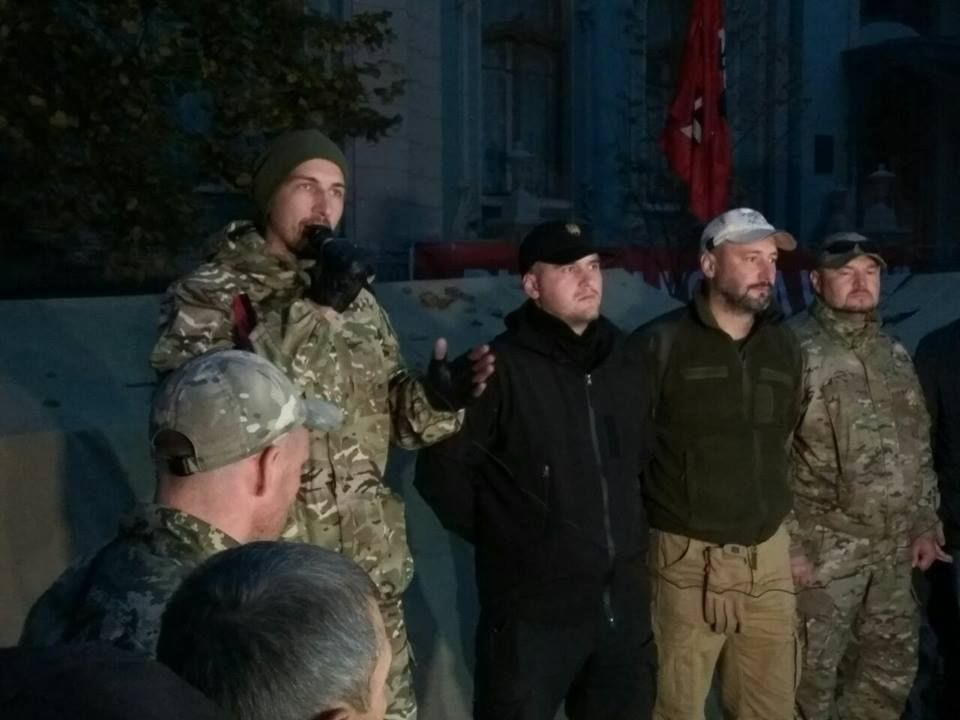 Мітинг під Радою: позивний «Катана» вимагає від Порошенка подати закони про імпічмент та антикорупційний суд