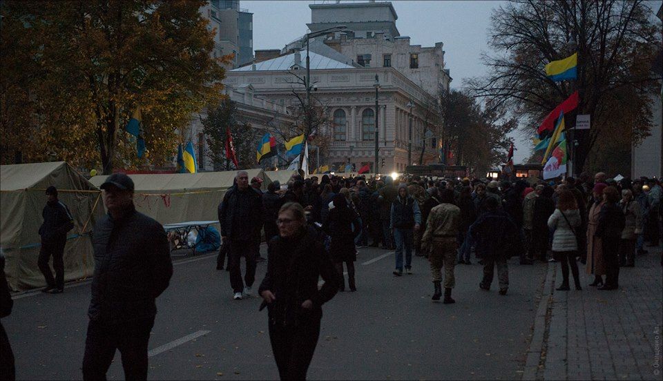 Під Верховною Радою мітингувальники влаштували штовханину з поліцією через звукоапаратуру