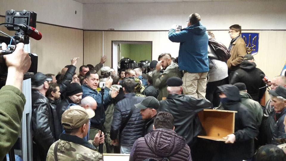 Двоє поліцейських постраждали в стутичках у Святошинському суді