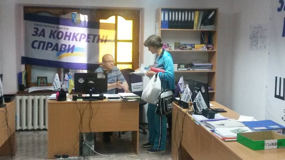 На Хмельниччині партія Гереги роздає по 500 гривень напередодні місцевих виборів