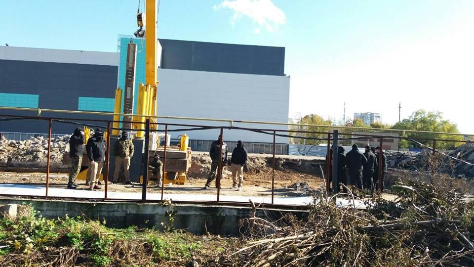В Одесі біля військового аеродрому конфліктують через землю армійці і забудовник (відео)