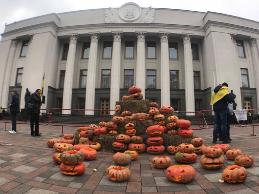 Гарбуз із присмаком «Рошена»: на що перетворюється «Майдан» під Верховною Радою