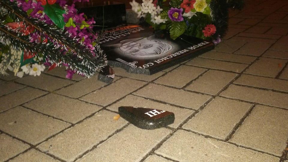 У Києві понівичено меморіальну плиту євромайданівцю Володимиру Мельничуку (фото)