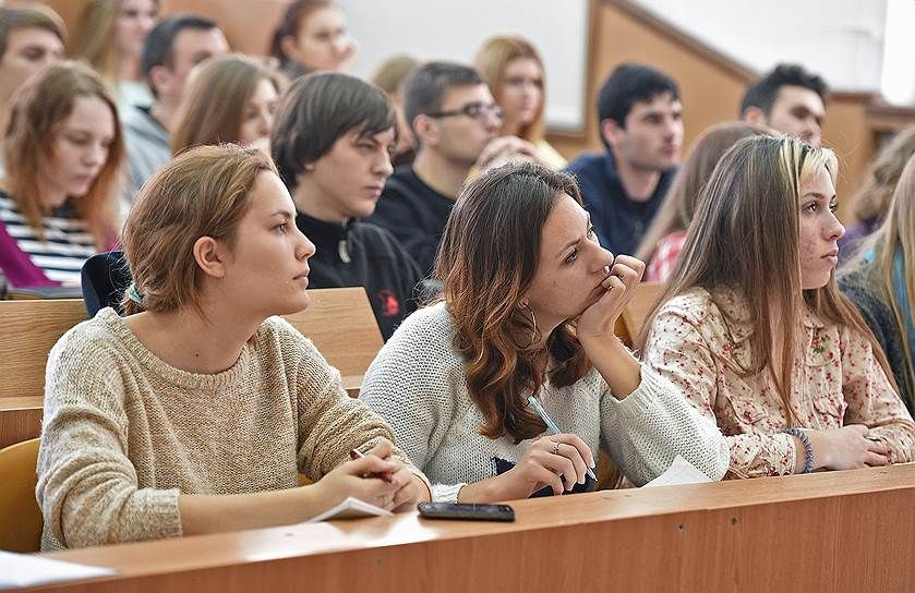 У Росії вимагають не говорити про презервативи з молоддю