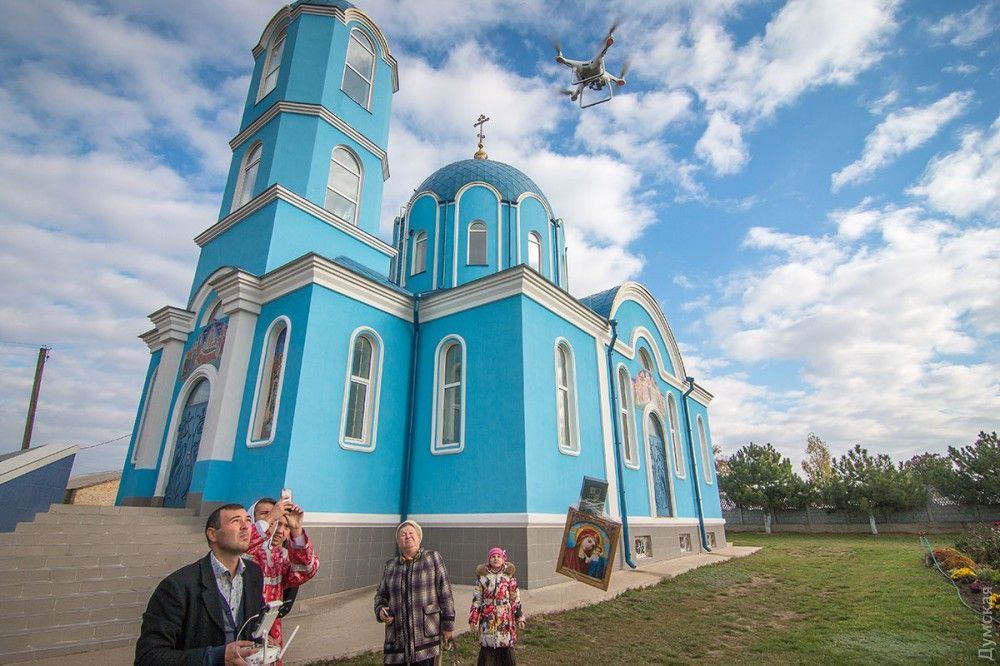 Поблизу Одеси на хресній ході ікону Божої Матері прив’язали до дрона (фото)