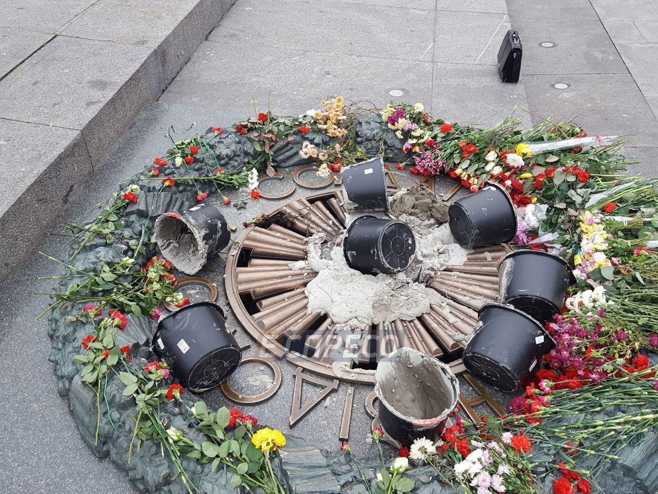 У Києві вандали залили цементом Вічний вогонь (фото)