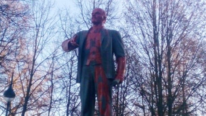 У Петербурзі на пам’ятнику Леніна червоною фарбою написали «кат»
