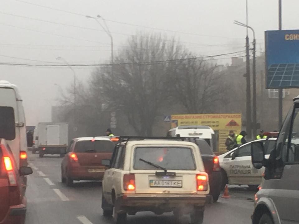 Під Києвом перекрили майже усі в’їзди для перевірки авто (фото)