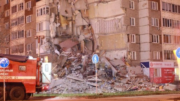 У Іжевську обвалився під'їзд багатоповерхівки: один загиблий (фото)
