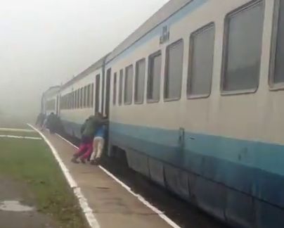 На Закарпатті пасажири штовхали електричку Івано-Франківськ - Рахів (відео)