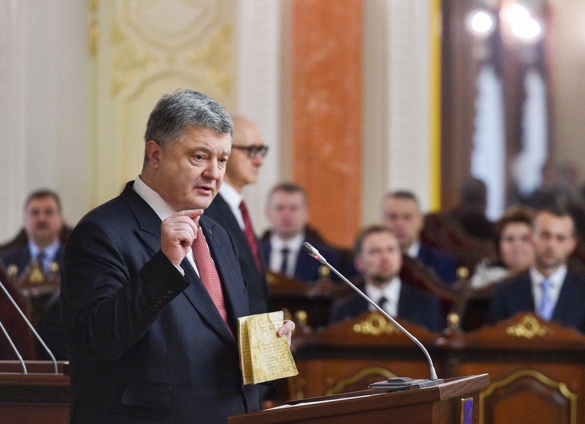 Порошенко неочікувано для новопризначених суддів Верховного суду заспівав гімн (відео)