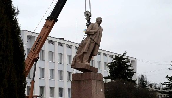 В Україні під декомунізацію підпали майже тисяча населених пунктів та 1320 пам’ятників