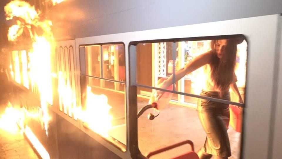 У Вінниці оголена активістка Femen влаштувала підпал біля магазину Roshen