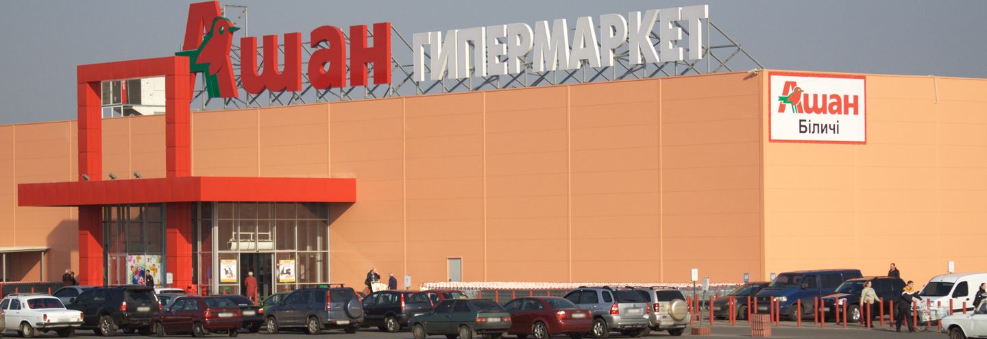 Охоронці магазину «Ашан» закрили в окремій кімнаті та обшукали двох школярок
