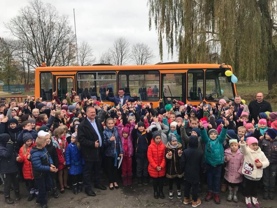 Депутат Юрій Вознюк передав школі на Рівненщині поламаний автобус (фото)