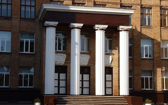 У Черкасах виштовхали шестикласницю в одній білизні з роздягальні школи №17