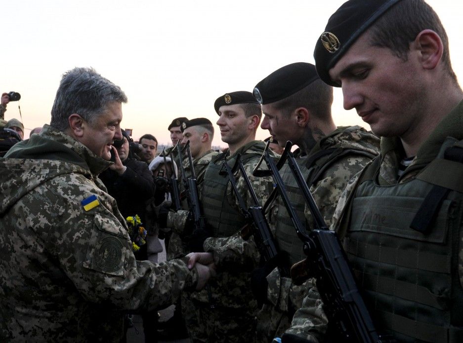 Порошенко пересадить морпіхів на танки Т-80 (фото)