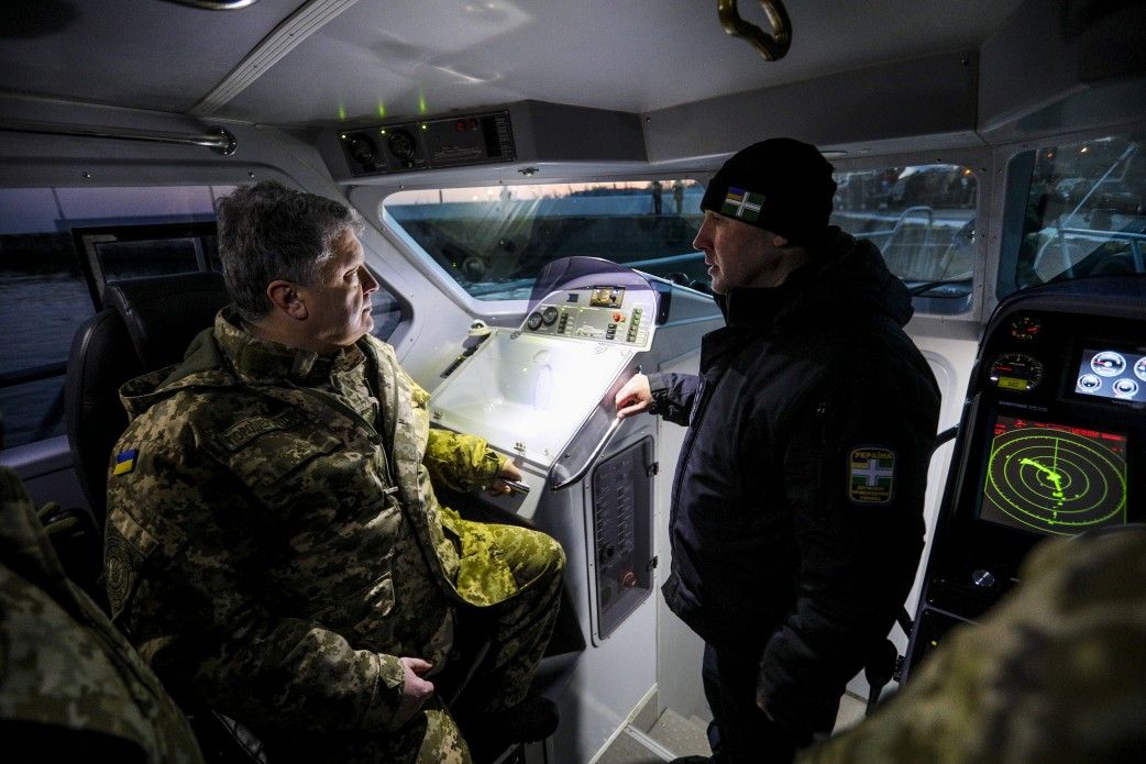 Порошенко вийшов у Азовське море на новому катері УМС-1000 (фото)