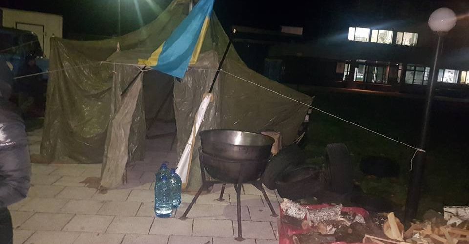 У Черкасах під стінами заводу «Азот» встановили намети страйкарі–енергетики