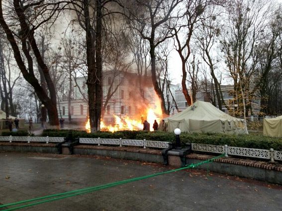 Біля Верховної Ради згорів намет мітингарів за «велику політичну реформу»