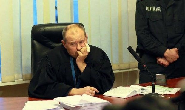 Суддю Чауса, який переховується від слідства із вересня 2016 року, нарешті звільнили за прогули