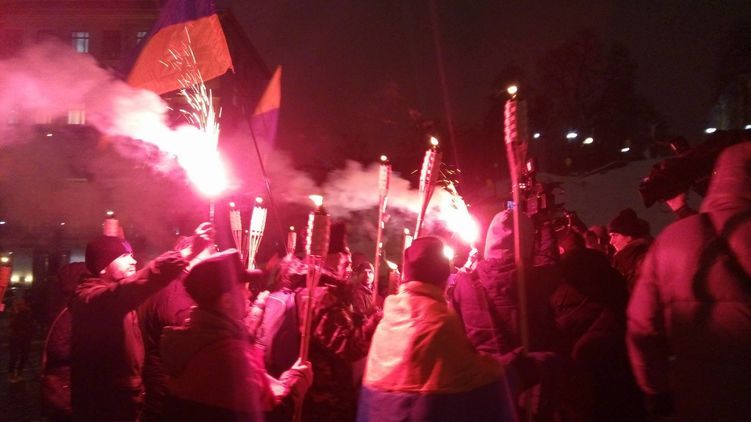 У центрі Києва побилися правоохоронці і учасники смолоскипної ходи