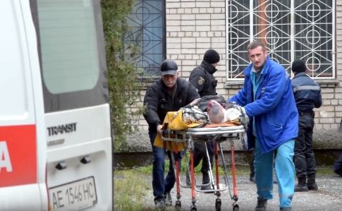В суді Нікополя чоловік кинув дві гранати: загинув сам та травмував 10 осіб (відео)