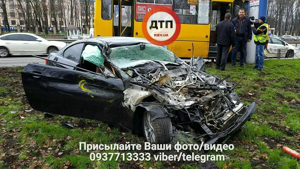 На проспекті Перемоги автомобіль зіткнувся з маршруткою, є постраждалі