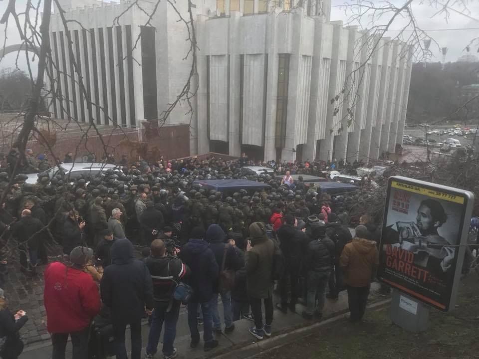 Поліція намагалася розігнати сльозогінним газом людей, які блокують автомобіль із Саакашвілі