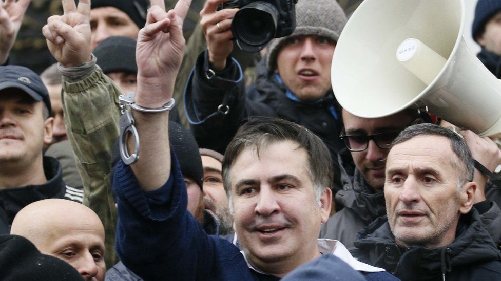 Михеїла Саакашвілі витягнули із автомобіля СБУ