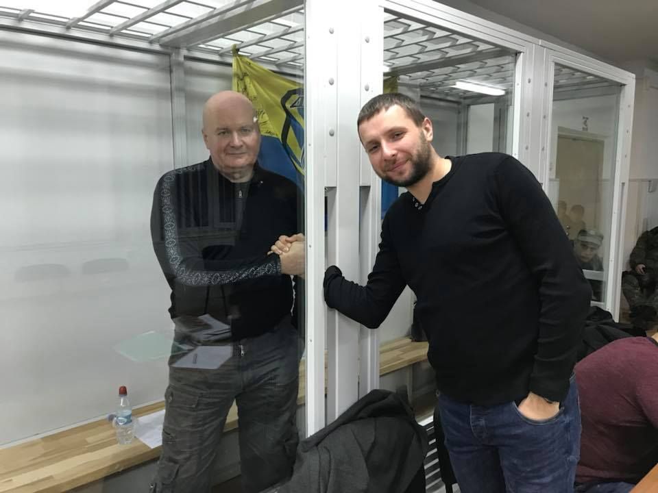 Володимир Парасюк побив поліцейського у суді Маріуполя (відео)