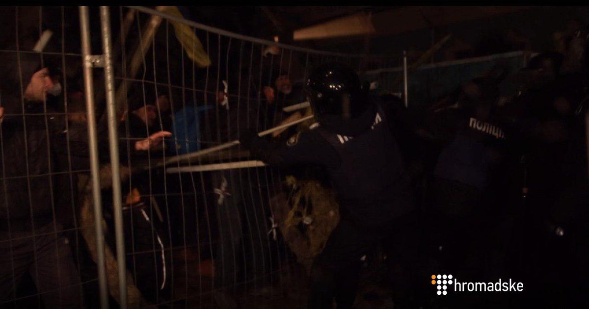 Наметове містечко під Верховною Радою штурмувала поліція: є поранені (відео)
