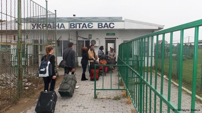 Депутати прийняли закон про боротьбу із «човникарями», які привозять з-за кордону речі без мит