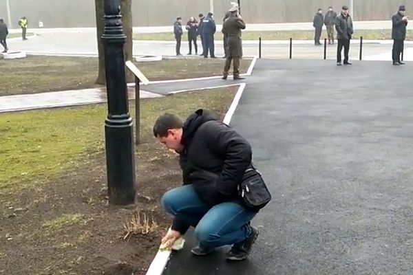 У Харкові до прибуття Порошенка і Дуди бордюр витирали від бруду (відео)