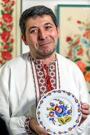 Порцелянова петриківка: чим вражають заквітчані художником Олександром Опарієм тарелі