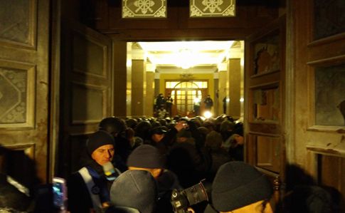 У центрі Києва штурмували Жовтневий палац прихильники Саакашвілі (фото)