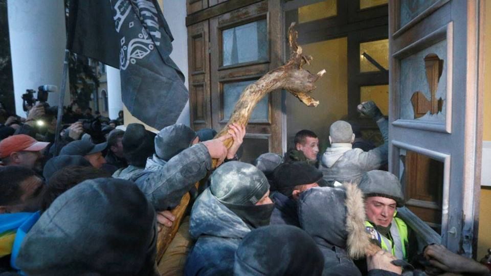 У посольствах Канади, Британії та США засудили захоплення Жовтневого палацу