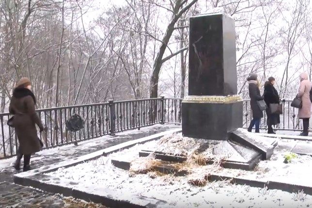 У Чернігові викрали бронзове погруддя з могили Коцюбинського
