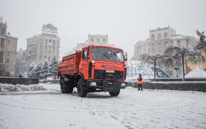 У Києві техніка для прибирання снігу працюватиме цілодобово і під наглядом поліції