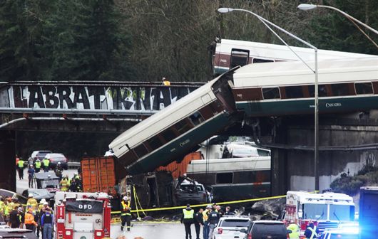 У США пасажирський поїзд упав з моста  на автомобільну трасу