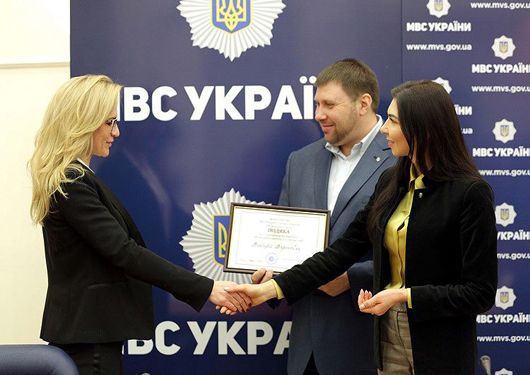 МВС нагородило волонтерів, які допомагають бійцям на Східному фронті