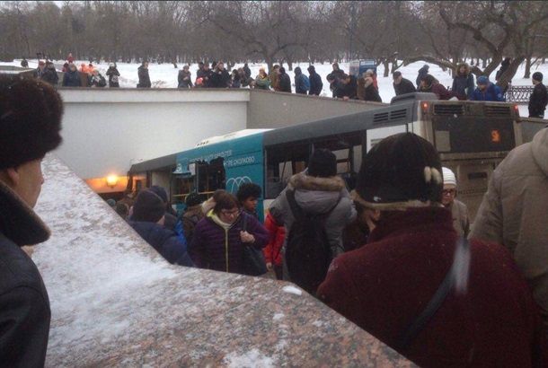 У Москві автобув протаранив натовп і упав у перехід
